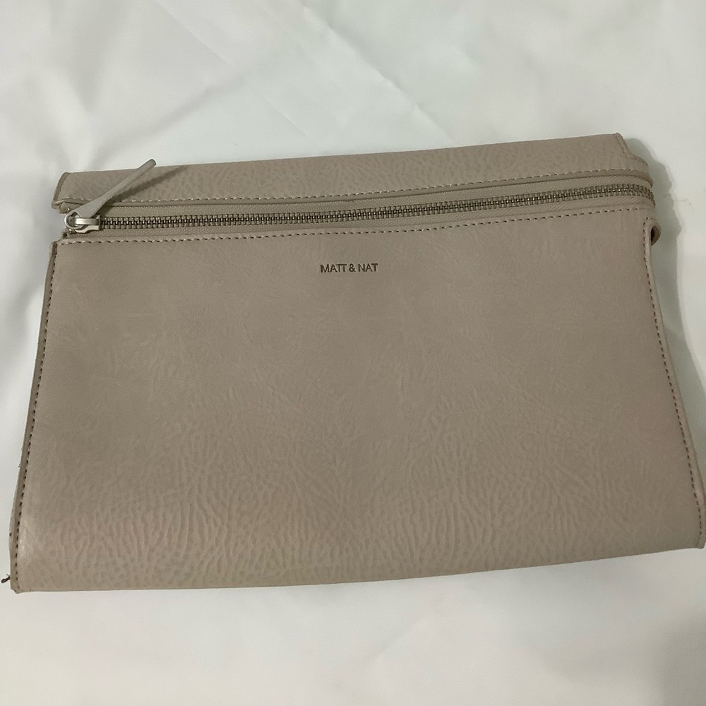 Matt & Nat Sleek recycling bottle vegan leather beige clutch